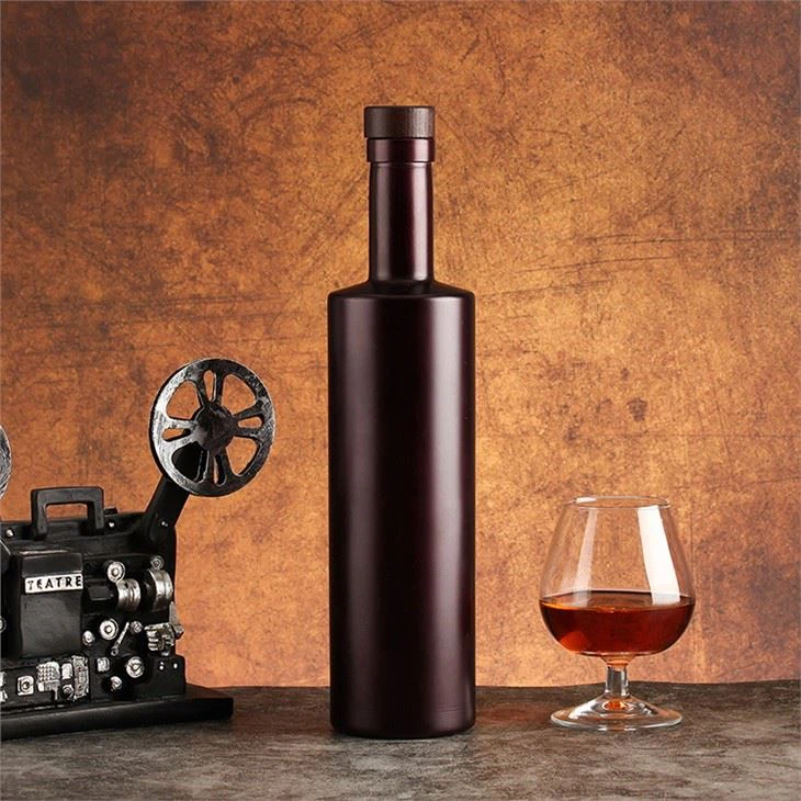 Melnas stikla vīna pudeles